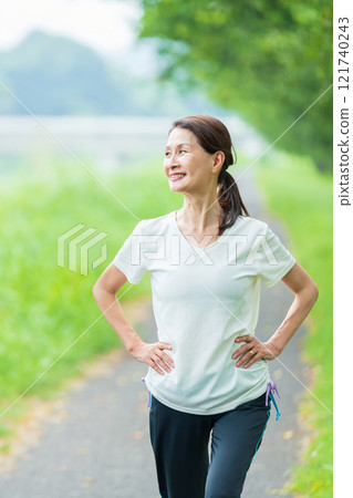 Middle woman jogging Middle woman jogging 121740243