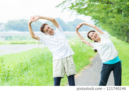 Senior couple preparing for exercise 121740246