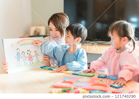 在托兒所、幼兒園、托兒所、保育園為孩子朗讀連環畫或圖畫書的女性保育員、保育員或保母。 121740290