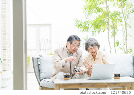 老夫婦透過視訊通話交談 121740630