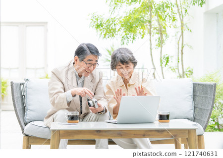 老夫婦透過視訊通話交談 121740631
