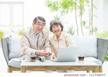 Senior couple, computer, old age 121740637