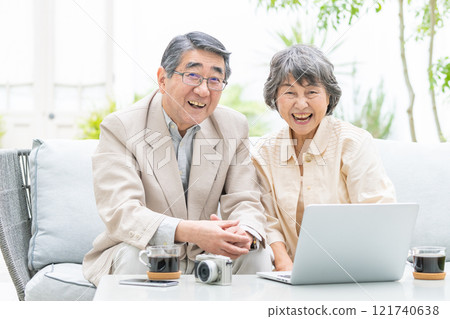 Senior couple, computer, old age 121740638
