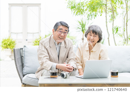 Senior couple, computer, old age 121740640