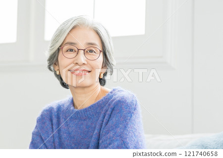 Senior woman with glasses 121740658
