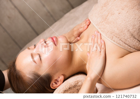 一位年輕的亞洲女性正在接受肩部按摩。 一位年輕的亞洲女性正在接受肩部按摩。 121740732