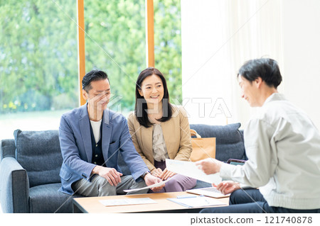 A businessman negotiating with a couple 121740878