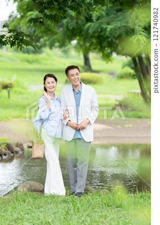 散步的年長夫婦 121740982