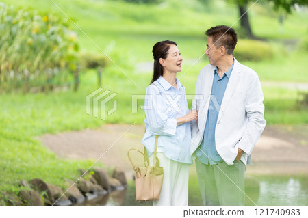 散步的年長夫婦 121740983