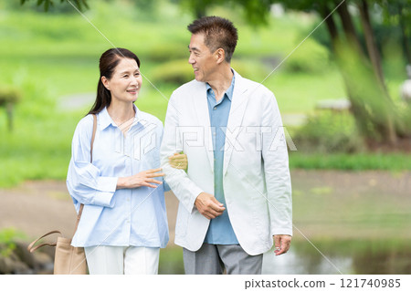 散步的年長夫婦 121740985