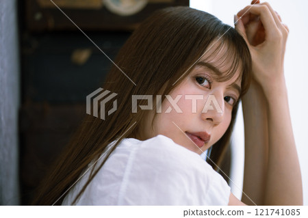 長黑髮的年輕女子 121741085