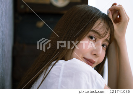 Young woman with long black hair 121741086