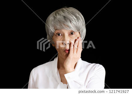 一個眼神犀利的高級女人 121741927