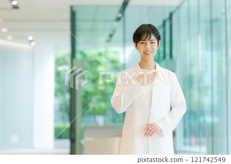 白色的一位小姐 121742549