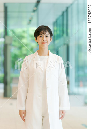 白色的一位小姐 121742652