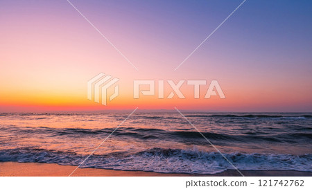 The sea at dusk 121742762