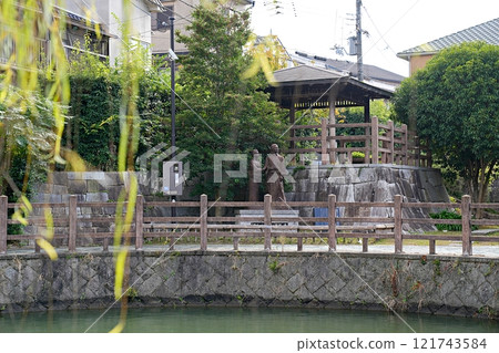 從京都伏見長廊看到的「伏見港公園」的「龍馬與大龍：愛情之旅雕像」（初冬） 121743584
