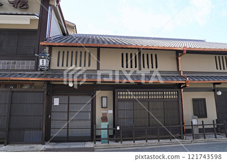 Kyoto, Fushimi: A long-established restaurant with bullet holes from the Battle of Toba-Fushimi (early winter) 121743598