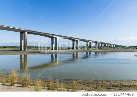 The elevated section of National Freeway 3 across the Kaoping River in Kaohsiung City, Taiwan. 121744468