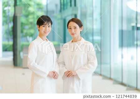 兩個穿白大褂的女人的肖像 121744839