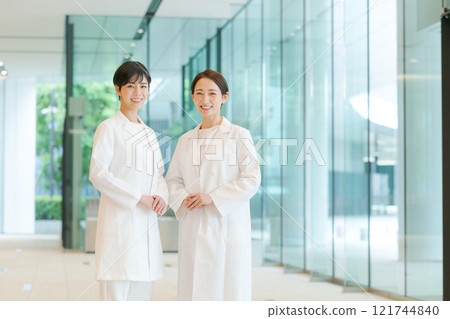 兩個穿白大褂的女人的肖像 121744840