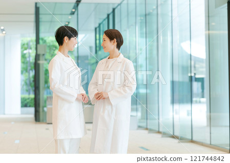 兩個穿白大褂的女人的肖像 兩個穿白大褂的女人的肖像 121744842