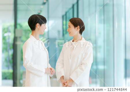 兩個穿白大褂的女人的肖像 121744844