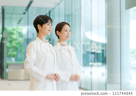兩個穿白大褂的女人的肖像 兩個穿白大褂的女人的肖像 121744845