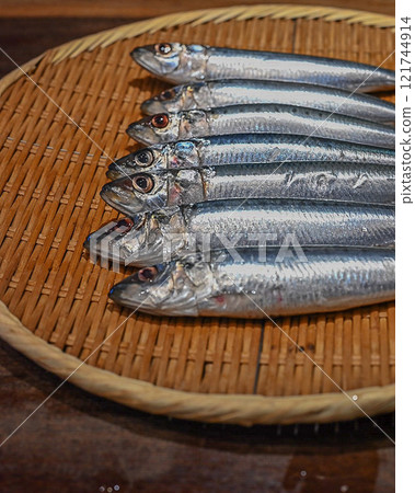 沙丁魚盛在竹漏勺中 沙丁魚盛在竹漏勺中 121744914