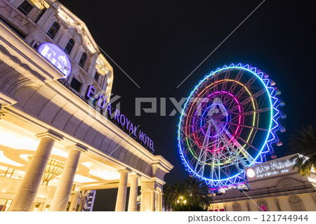 Night view of the E-DA Royal Hotel and the Ferris wheel at the E-DA Theme Park in Dashu, Kaohsiung, Taiwan. 121744944