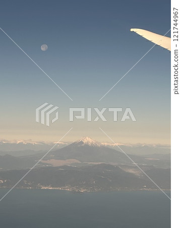 Full moon Mount Fuji 121744967