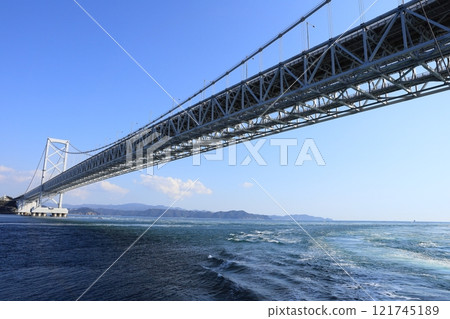 從觀光船上看到的鳴門海峽大橋 121745189