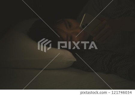 在睡覺時，智能手機 121746034