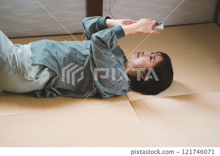 一個女人躺在榻榻米上 121746071