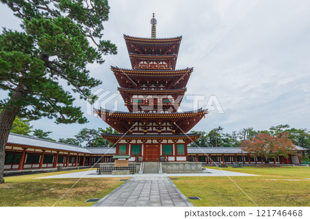 參觀被聯合國教科文組織列為世界遺產的奈良藥師寺 121746468