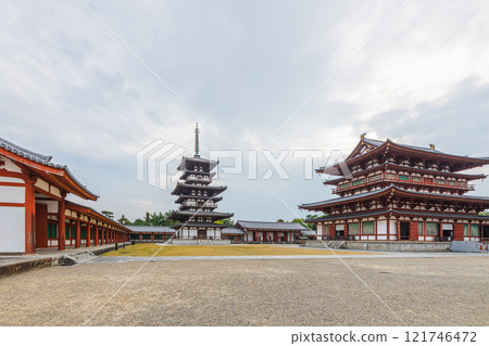 參觀被聯合國教科文組織列為世界遺產的奈良藥師寺 121746472
