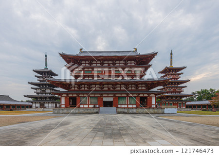參觀被聯合國教科文組織列為世界遺產的奈良藥師寺 參觀被聯合國教科文組織列為世界遺產的奈良藥師寺 121746473