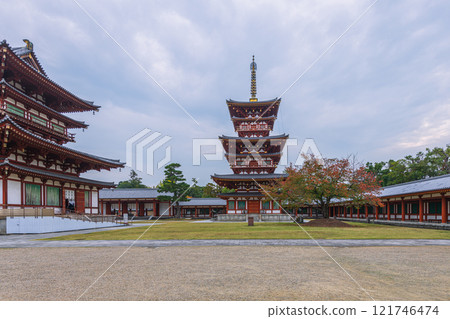參觀被聯合國教科文組織列為世界遺產的奈良藥師寺 121746474