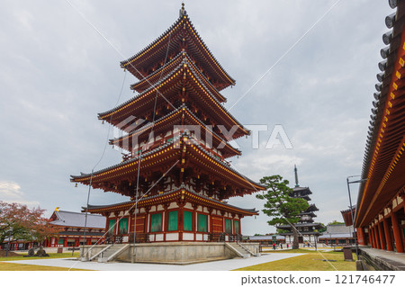 參觀被聯合國教科文組織列為世界遺產的奈良藥師寺 參觀被聯合國教科文組織列為世界遺產的奈良藥師寺 121746477