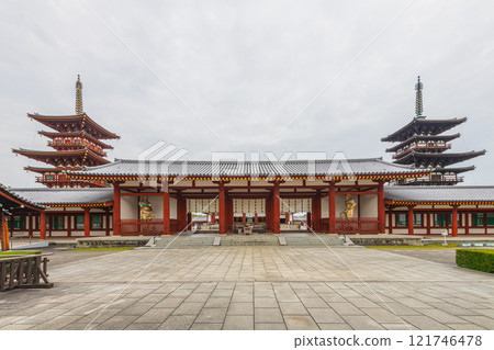 參觀被聯合國教科文組織列為世界遺產的奈良藥師寺 參觀被聯合國教科文組織列為世界遺產的奈良藥師寺 121746478