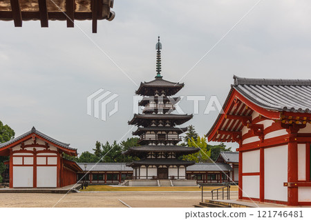 參觀被聯合國教科文組織列為世界遺產的奈良藥師寺 參觀被聯合國教科文組織列為世界遺產的奈良藥師寺 121746481