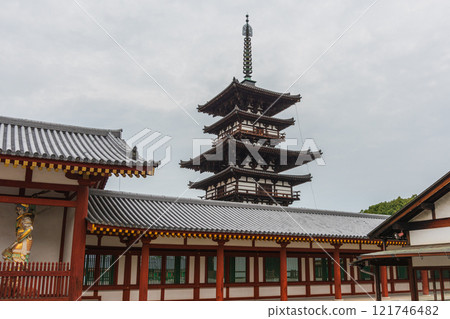 參觀被聯合國教科文組織列為世界遺產的奈良藥師寺 121746482