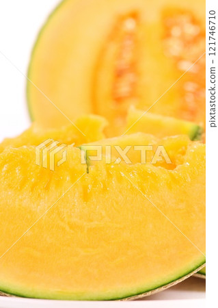 昆西瓜，網型，紅肉，產於千葉縣，明亮的背景，切 121746710