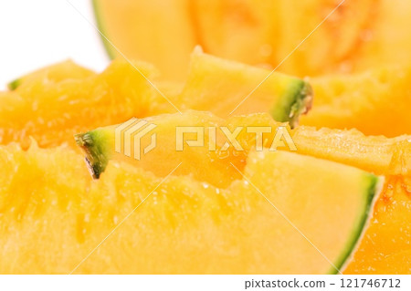 昆西瓜，網型，紅肉，產於千葉縣，明亮的背景，切 121746712