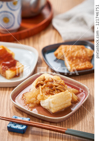 擺好年糕菜餚 121746751