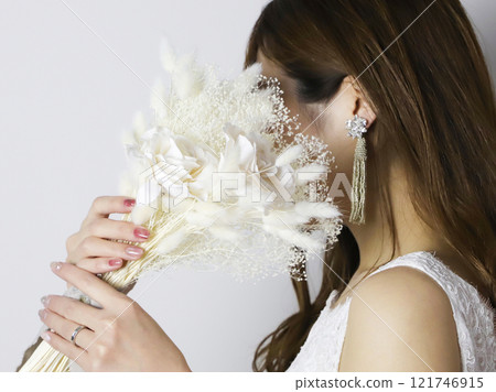 女人和花束 121746915