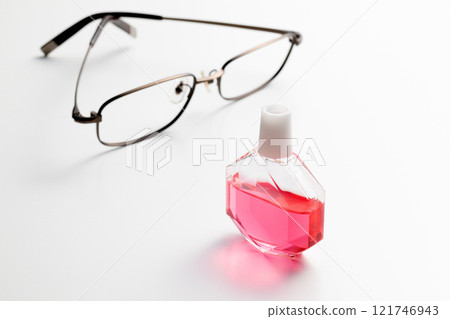 眼睛和眼鏡 121746943