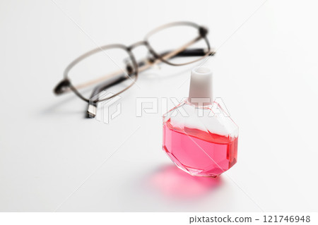 Eyes and eye glasses 121746948