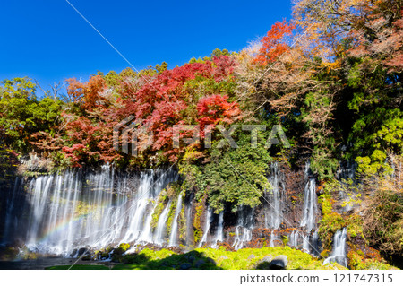 靜岡縣富士宮市上出世界遺產白絲瀑布的彩虹和紅葉景色。 121747315