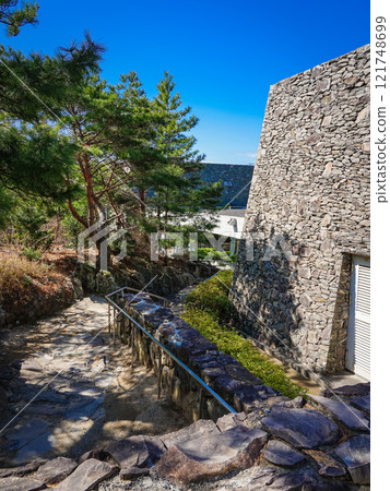 瀨戶內海歷史民俗博物館（香川縣高松市）是 1970 年代建造的第一座被指定為重要文化財產的建築。 121748699